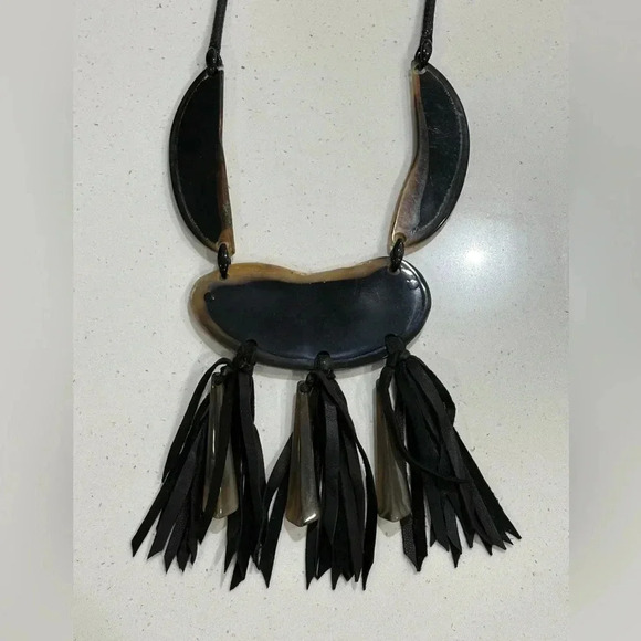 Tribal-inspired necklace made of buffalo horn and leather tassels - Picture 1 of 7